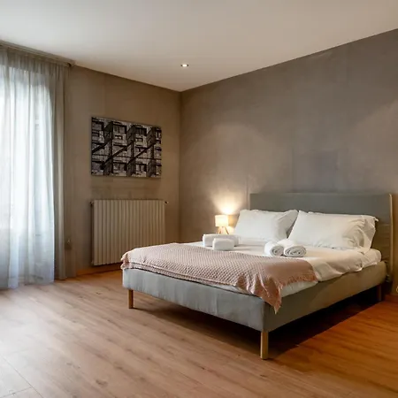 Italianflat - Spacious 3 Bedroom With Balcony San Babila Area Milan