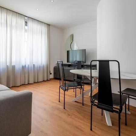 Italianflat - Spacious 3 Bedroom With Balcony San Babila Area * Μιλάνο