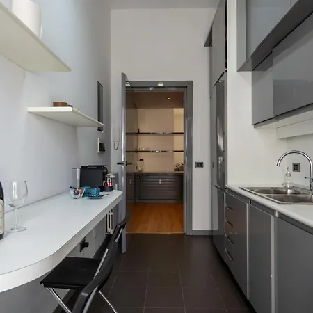 Italianflat - Spacious 3 Bedroom With Balcony San Babila Area Διαμέρισμα Μιλάνο