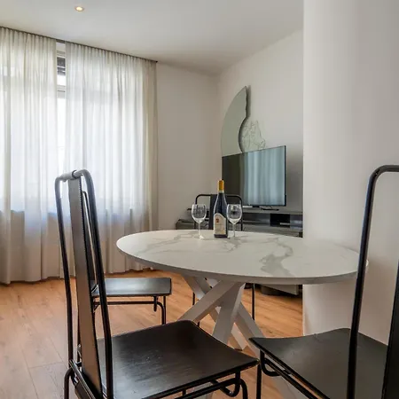 Italianflat - Spacious 3 Bedroom With Balcony San Babila Area Μιλάνο